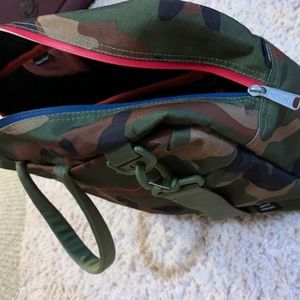 Herschel Gibson Messenger Bag-Green/Camo Red Trim